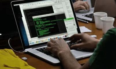 代碼與情感的斷裂 當(dāng)技術(shù)開(kāi)發(fā)者的婚姻遭遇網(wǎng)絡(luò)迷思